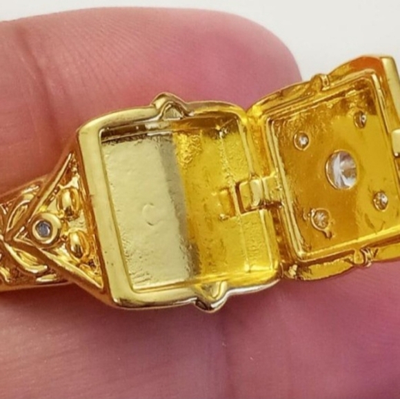 New Gold Tone Clear CZ Square Secret Compartment Locket Ring Size 11 - Picture 7 of 7